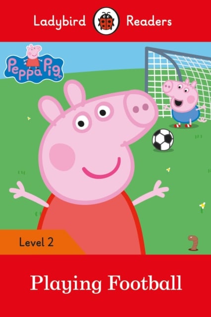 Book cover of Ladybird Readers Level 2 - Peppa Pig - Playing Football (ELT Graded Reader)