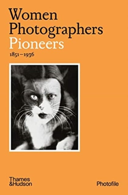 Book cover of Women Photographers: Pioneers