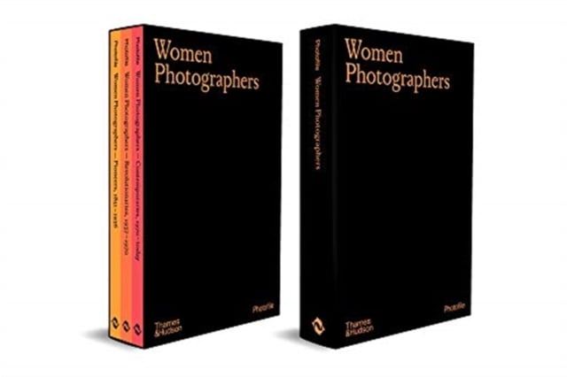 Book cover of Women Photographers (Slipcased set)