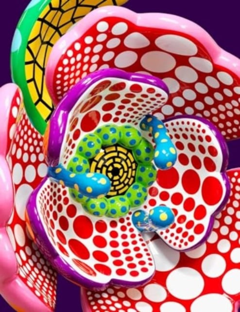 Book cover of Yayoi Kusama: I Spend Each Day Embracing Flowers